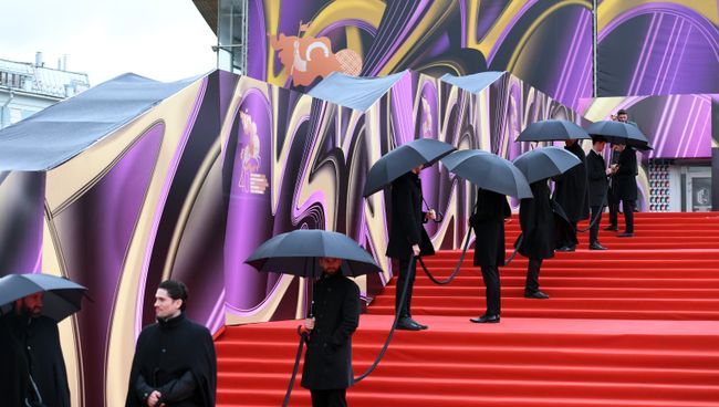 Перед началом церемонии закрытия 40-го Московского международного кинофестиваля. Архивное фото Перед началом церемонии закрытия 40-го Московского международного кинофестиваля. Архивное фото