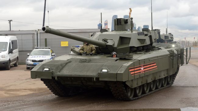Танк Т-14 Армата перед началом репетиции военного парада в Москве Танк Т-14 Армата перед началом репетиции военного парада в Москве