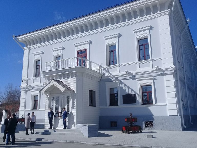 Здание музея - Губернаторский дом, где жила в ссылке царская семья Здание музея - Губернаторский дом, где жила в ссылке царская семья