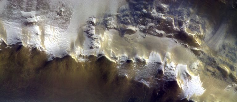 Цветная фотография кратера Королева, полученная камерой зонда ЭкзоМарс-TGO Цветная фотография кратера Королева, полученная камерой зонда ЭкзоМарс-TGO