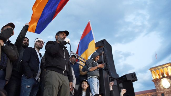 Никол Пашинян выступает во время митинга сторонников оппозиции в Ереване Никол Пашинян выступает во время митинга сторонников оппозиции в Ереване