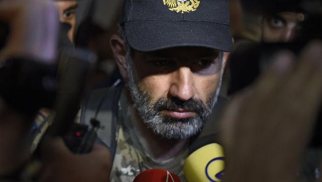 Лидер протестного движения Никол Пашинян приехал на встречу с исполняющим обязанности премьер-министром Армении Кареном Карапетяном. 27 апреля 2018 Лидер протестного движения Никол Пашинян приехал на встречу с исполняющим обязанности премьер-министром Армении Кареном Карапетяном. 27 апреля 2018