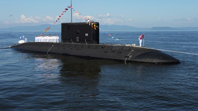Подводная лодка класса Варшавянка в парадном строю во время генеральной репетиции парада ко дню ВМФ во Владивостоке Подводная лодка класса Варшавянка в парадном строю во время генеральной репетиции парада ко дню ВМФ во Владивостоке