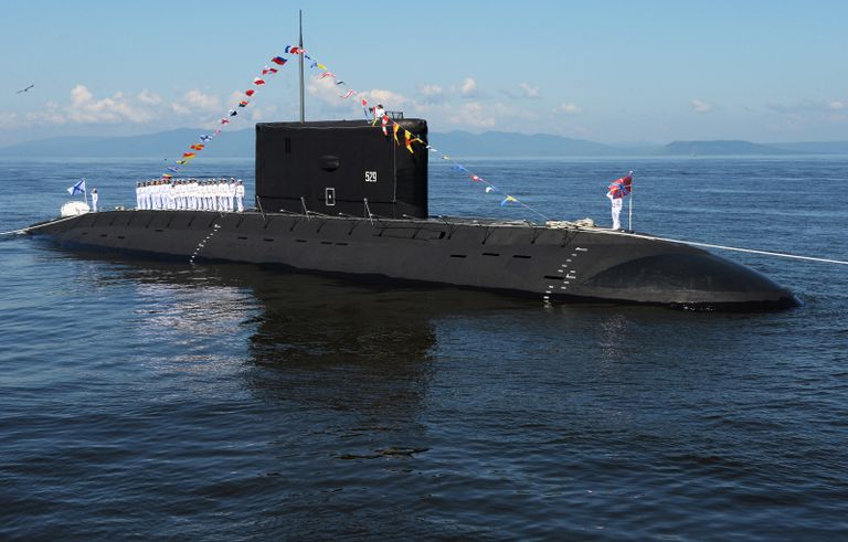 Подводная лодка класса Варшавянка в парадном строю во время генеральной репетиции парада ко дню ВМФ во Владивостоке