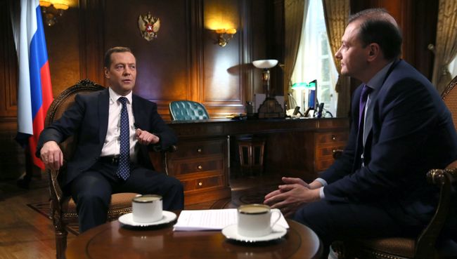 Председатель правительства РФ Дмитрий Медведев во время интервью ведущему программы Вести в субботу Сергею Брилеву Председатель правительства РФ Дмитрий Медведев во время интервью ведущему программы Вести в субботу Сергею Брилеву