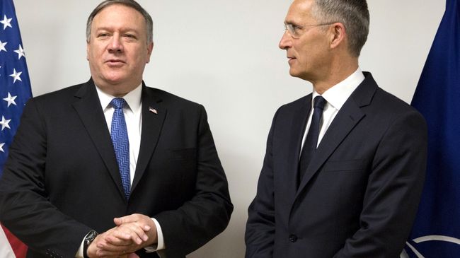  Госсекретарь США Майк Помпео и генсек НАТО Йенс Столтенберг в штаб-квартире НАТО в Брюсселе. 27 апреля 2018