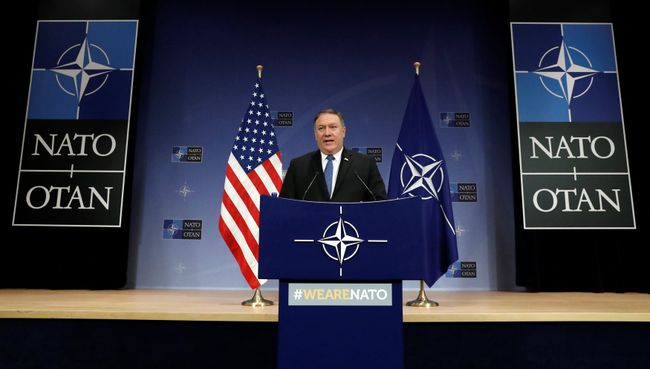 Госсекретарь США Майк Помпео на пресс-конференции в штаб-квартире НАТО в Брюсселе. 27 апреля 2018