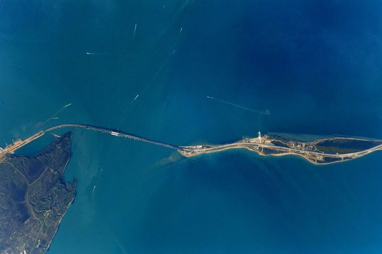 Вид на Крымский мост с борта МКС. 24 апреля 2018 года Вид на Крымский мост с борта МКС. 24 апреля 2018 года