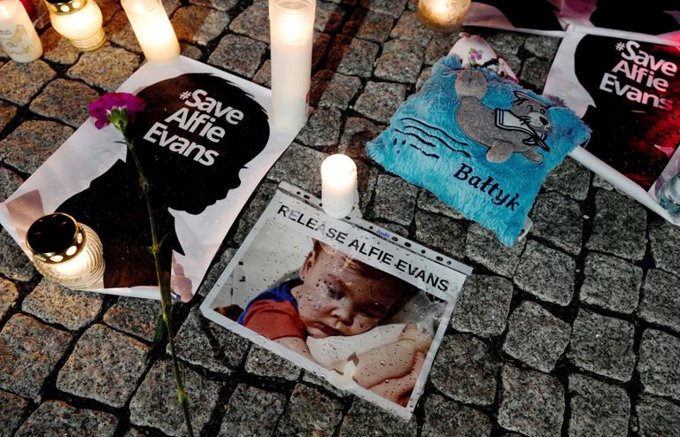Портреты и свечи во время акции в поддержку Элфи Эванса возле посольства Великобритании в Варшаве, Польша. 26 апреля 2018 Портреты и свечи во время акции в поддержку Элфи Эванса возле посольства Великобритании в Варшаве, Польша. 26 апреля 2018