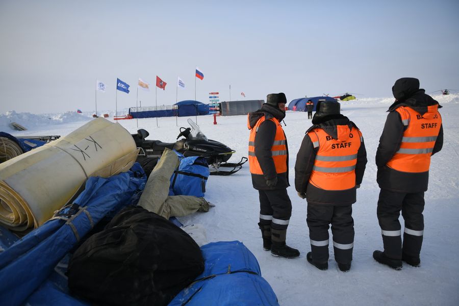 Участники 10-й Большой арктической экспедиции под руководством полярника Матвея Шпаро на Северном полюсе Участники 10-й Большой арктической экспедиции под руководством полярника Матвея Шпаро на Северном полюсе