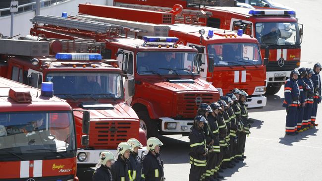 Сотрудники пожарной охраны МЧС России, архивное фото Сотрудники пожарной охраны МЧС России, архивное фото