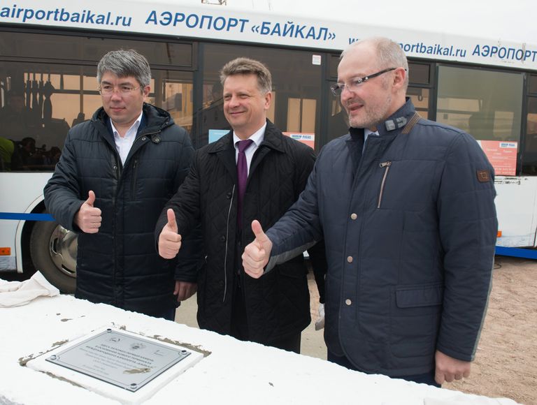 Глава Бурятии Алексей Цыденов, министр транспорта РФ Максим Соколов и председатель совета директоров компании АЕОН Роман Троценко на церемонии закладки первого камня в основание нового терминала аэропорта Байкал