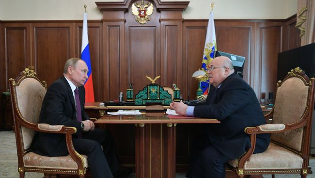 Президент РФ Владимир Путин и председатель Союза театральных деятелей РФ Александр Калягин во время встречи. 28 апреля 2018