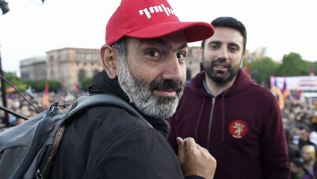 Лидер оппозиционного движения Мой шаг Никол Пашинян во время митинга на площади Республики в Ереване. 29 апреля 2018 Лидер оппозиционного движения Мой шаг Никол Пашинян во время митинга на площади Республики в Ереване. 29 апреля 2018