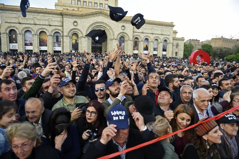 Участники митинга на площади Республики в Ереване. 29 апреля 2018 Участники митинга на площади Республики в Ереване. 29 апреля 2018