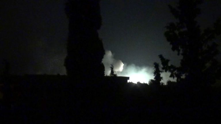 Пожар и взрывы на сирийской военной базе в окрестностях Хамы после атаки