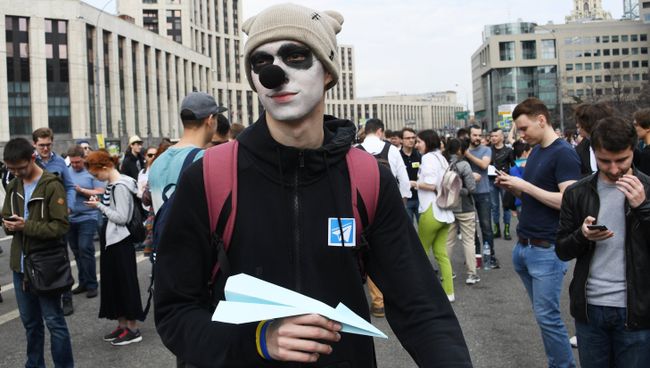Участник митинга в поддержку мессенджера Telegram на проспекте Сахарова в Москве Участник митинга в поддержку мессенджера Telegram на проспекте Сахарова в Москве