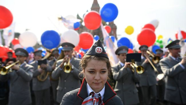 Участники первомайской демонстрации на Красной площади в Москве Участники первомайской демонстрации на Красной площади в Москве