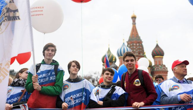 Участники первомайской демонстрации на Красной площади в Москве. 1 мая 2018 Участники первомайской демонстрации на Красной площади в Москве. 1 мая 2018