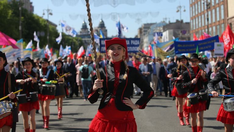 Участники первомайской демонстрации в Киеве Участники первомайской демонстрации в Киеве