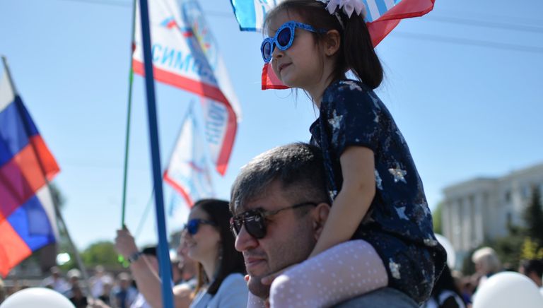 Участники первомайской демонстрации в Симферополе Участники первомайской демонстрации в Симферополе