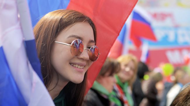Участники первомайской демонстрации на Красной площади в Москве