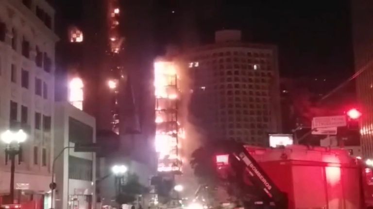 Пожар в многоэтажном здании в Сан-Паулу. Видео с места ЧП Пожар в многоэтажном здании в Сан-Паулу. Видео с места ЧП