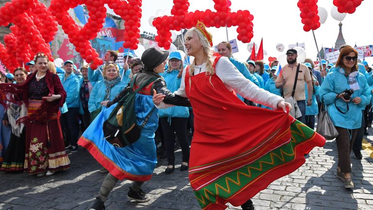 Участники первомайской демонстрации на Красной площади в Москве Участники первомайской демонстрации на Красной площади в Москве