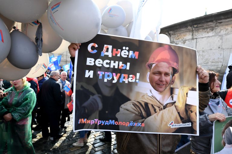 Участники первомайской демонстрации на Красной площади в Москве Участники первомайской демонстрации на Красной площади в Москве