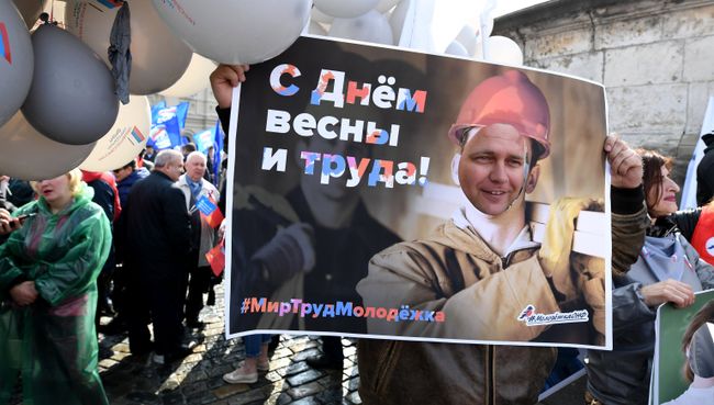Участники первомайской демонстрации на Красной площади в Москве