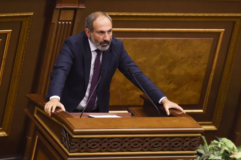 Кандидат в премьер-министры Никол Пашинян на внеочередном заседании по выборам нового премьер-министра в парламенте Армении. 1 мая 2018 Кандидат в премьер-министры Никол Пашинян на внеочередном заседании по выборам нового премьер-министра в парламенте Армении. 1 мая 2018