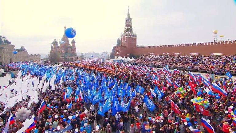 Тысячи человек приняли участие в первомайском шествии на Красной площади Тысячи человек приняли участие в первомайском шествии на Красной площади