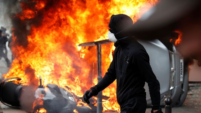 Во время первомайской демонстрации в Париже. 1 мая 2018 Во время первомайской демонстрации в Париже. 1 мая 2018