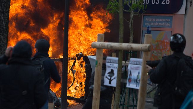 Участники беспорядков, возникших во время первомайской демонстрации в Париже Участники беспорядков, возникших во время первомайской демонстрации в Париже