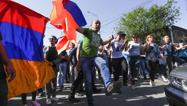 Сторонники армянской оппозиции блокируют дорогу в аэропорт время протестов в Ереване. 2 мая 2018 Сторонники армянской оппозиции блокируют дорогу в аэропорт время протестов в Ереване. 2 мая 2018