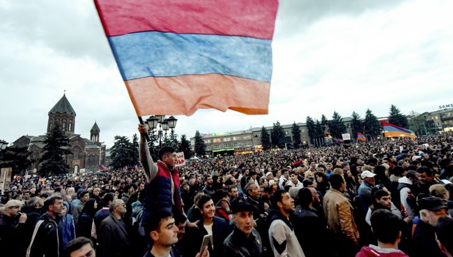Участники митинга сторонников лидера оппозиции в Армении Никола Пашиняна на площади в Гюмри. 27 апреля 2018 Участники митинга сторонников лидера оппозиции в Армении Никола Пашиняна на площади в Гюмри. 27 апреля 2018