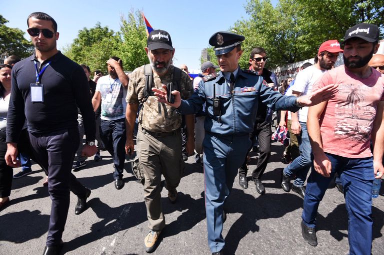 Заместитель начальника полиции Еревана Валерий Осипян разговаривает с лидером оппозиции в Армении Николом Пашиняном во время возобновившихся акций протеста в Ереване. 2 мая 2018 Заместитель начальника полиции Еревана Валерий Осипян разговаривает с лидером оппозиции в Армении Николом Пашиняном во время возобновившихся акций протеста в Ереване. 2 мая 2018