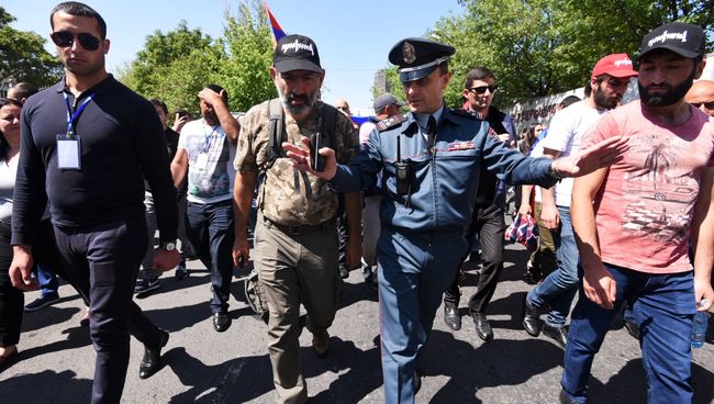 Заместитель начальника полиции Еревана Валерий Осипян разговаривает с лидером оппозиции в Армении Николом Пашиняном во время возобновившихся акций протеста в Ереване. 2 мая 2018 Заместитель начальника полиции Еревана Валерий Осипян разговаривает с лидером оппозиции в Армении Николом Пашиняном во время возобновившихся акций протеста в Ереване. 2 мая 2018