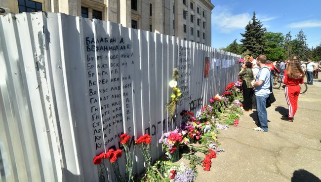 Люди возлагают цветы у Дома профсоюзов на площади Куликово поле в Одессе в память о погибших при пожаре 2 мая 2014 года. 2 мая 2018 Люди возлагают цветы у Дома профсоюзов на площади Куликово поле в Одессе в память о погибших при пожаре 2 мая 2014 года. 2 мая 2018