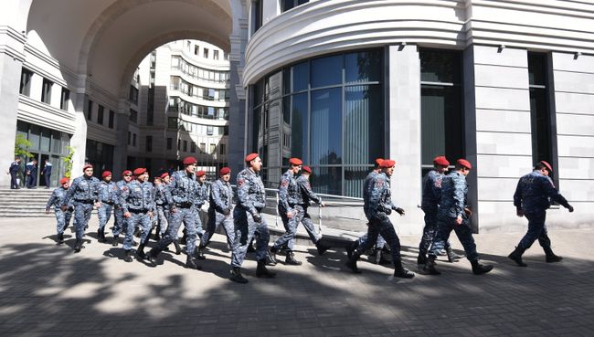 Армянские полицейские у правительственного здания в Ереване. Архивное фото Армянские полицейские у правительственного здания в Ереване. Архивное фото