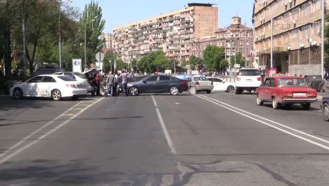 Оппозиционеры блокировали дороги на акции гражданского неповиновения в Ереване Оппозиционеры блокировали дороги на акции гражданского неповиновения в Ереване