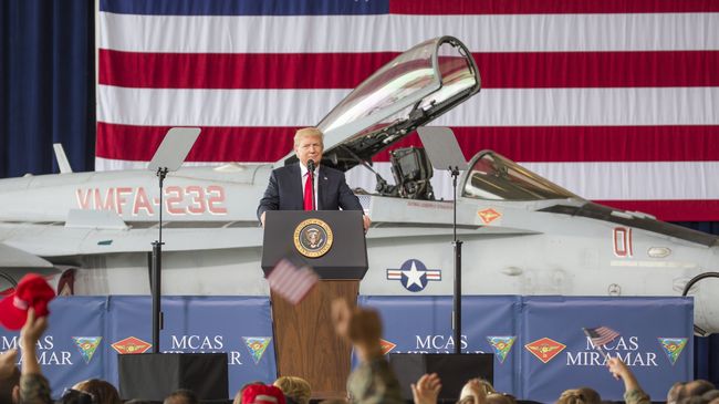 Президент США Дональд Трамп во время встречи с морскими пехотинцами на авиабазе Мирамар, Калифорния Президент США Дональд Трамп во время встречи с морскими пехотинцами на авиабазе Мирамар, Калифорния