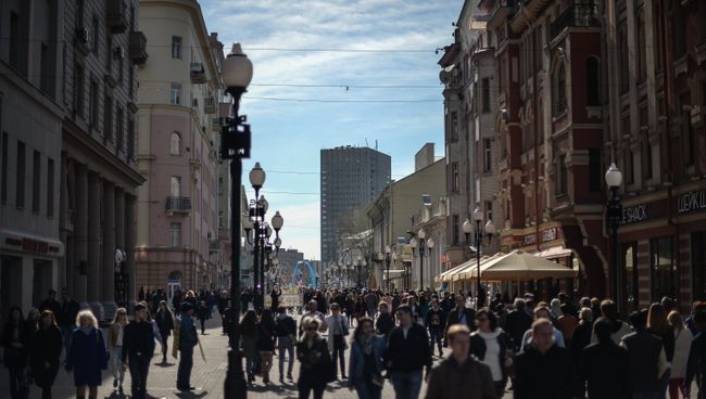 Прохожие на улице Арбат в Москве. Архивное фото Прохожие на улице Арбат в Москве. Архивное фото