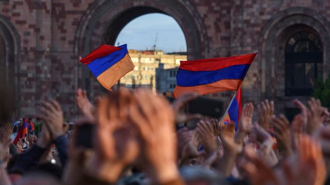 Сторонники лидера оппозиции в Армении Никола Пашиняна на митинге на площади Республики в Ереване. Архивное фото Сторонники лидера оппозиции в Армении Никола Пашиняна на митинге на площади Республики в Ереване. Архивное фото