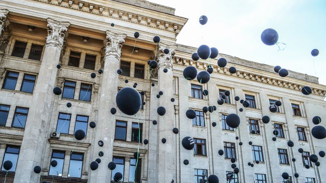 Траурные мероприятия у Дома профсоюзов на площади Куликово поле в Одессе в память о погибших при пожаре 2 мая 2014 Траурные мероприятия у Дома профсоюзов на площади Куликово поле в Одессе в память о погибших при пожаре 2 мая 2014