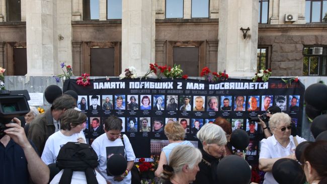Траурные мероприятия у Дома профсоюзов на площади Куликово поле в Одессе Траурные мероприятия у Дома профсоюзов на площади Куликово поле в Одессе