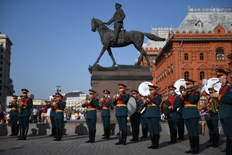 Музыканты военного образцового оркестра Почетного караула во время закрытия летнего сезона Военные оркестры в парках. 2017 год