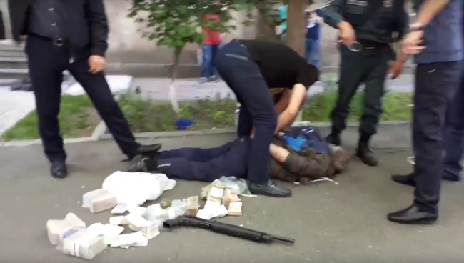 Задержание нападавшего на филиал банка в Ереване, Армения. 3 мая 2018 Задержание нападавшего на филиал банка в Ереване, Армения. 3 мая 2018