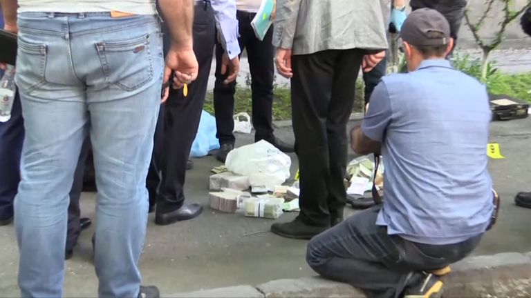 Пачки денег и ружье: кадры с места задержания напавшего на банк в Ереване Пачки денег и ружье: кадры с места задержания напавшего на банк в Ереване