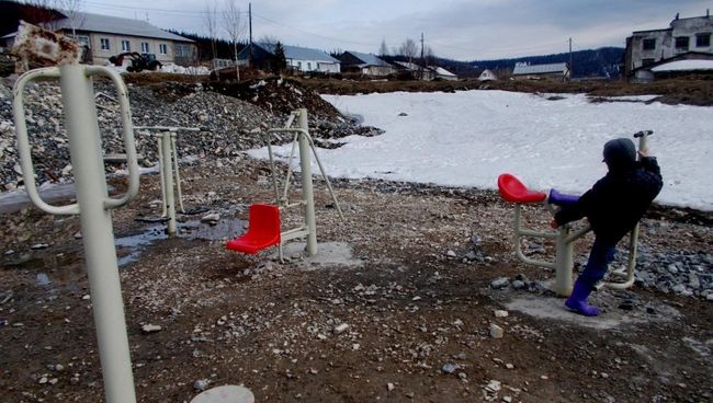 Детская площадка, на которой власти района нарисовали резиновое покрытие Детская площадка, на которой власти района нарисовали резиновое покрытие